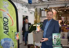 Jos Wenneker from Aeroplas with the new Retropots and the matching label plugs. With the Retropots Aeroplas wants to contribute to a 100% recyclable and circular plastic flow.